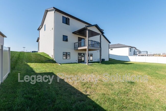 Building Photo - 527 Flint Dr