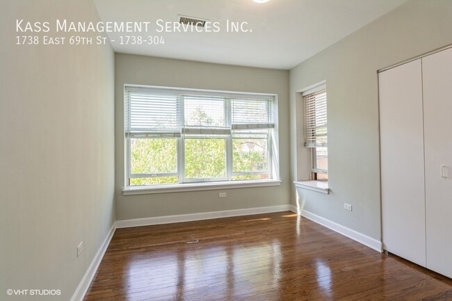 Building Photo - Spacious Remodeled 2BR - Open Kitchen w/Ap...