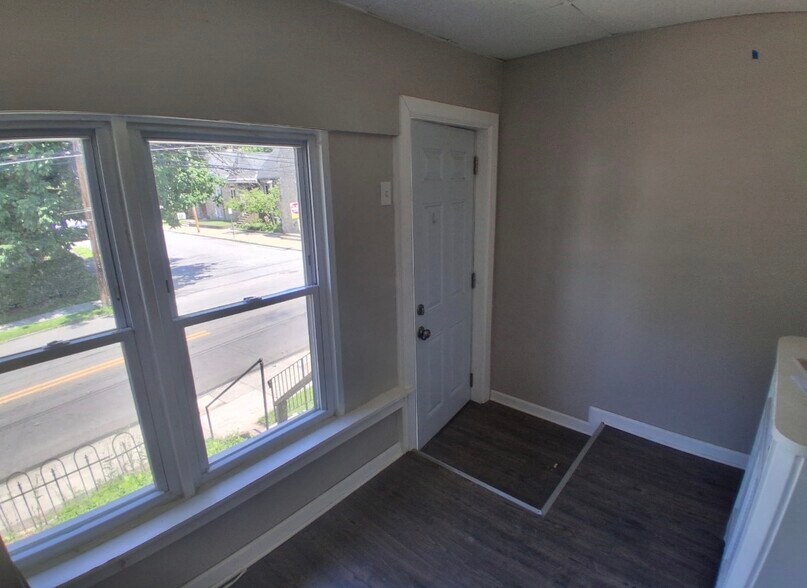 Building Photo - 538 Clifton Ave