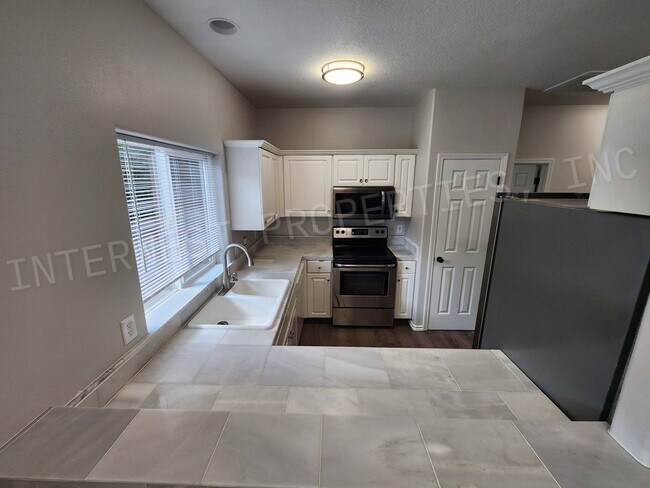 Building Photo - *1ST MONTH'S FREE RENT PROMO* Super Cute 3...