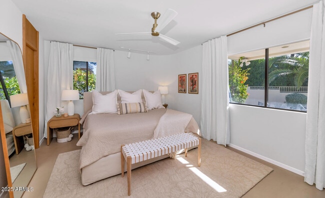 Building Photo - 9447 E Calle De Valle Dr