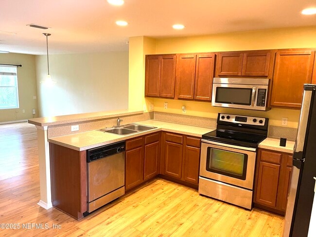 Building Photo - 250 Michelangelo Pl