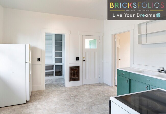 Building Photo - Nestled in the heart of a warm and welcomi...