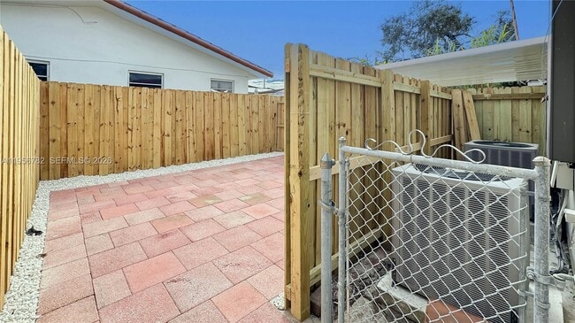 Building Photo - 2615 SW 32nd Ct