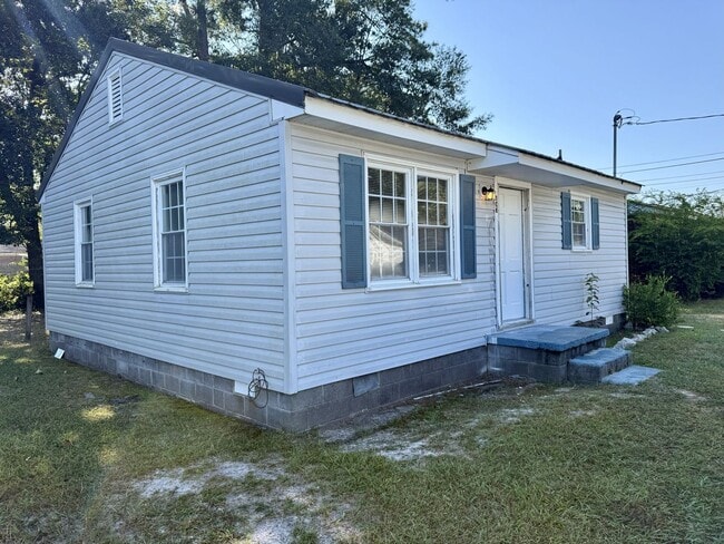 Building Photo - Single Family Ranch 2 Bed