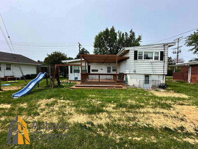 Building Photo - Spacious 4 Bedroom + Den Home with Private...