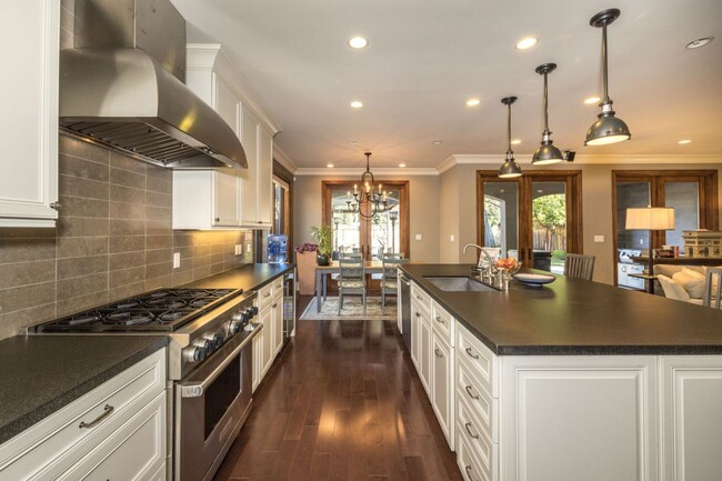 Building Photo - 5 Bed, 4.5 Bath Executive Home w/ Designer...