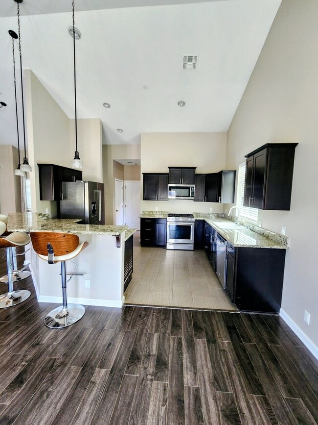 Building Photo - Beautiful, Updated 3 bedroom 2 bathroom home ready to welcome you HOME!