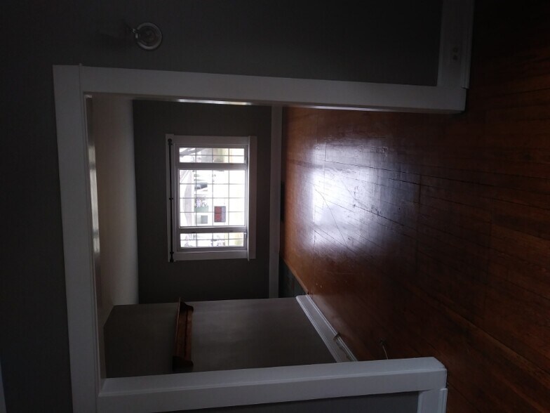 Building Photo - 319 Maitland St