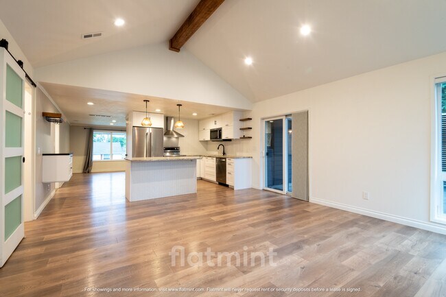 Building Photo - 16111 Stone Ave N