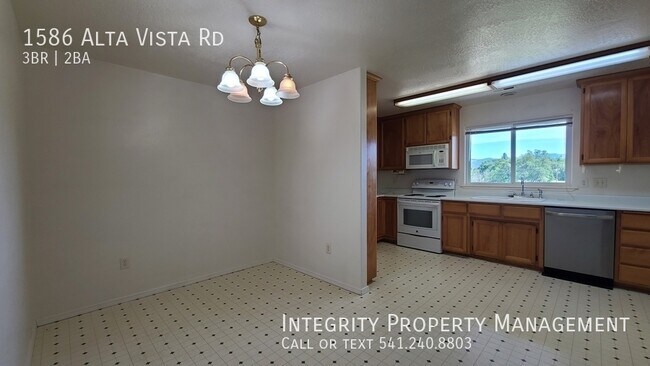 Building Photo - 1586 Alta Vista Rd