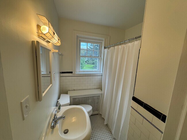 Building Photo - 514 Tennis Ave