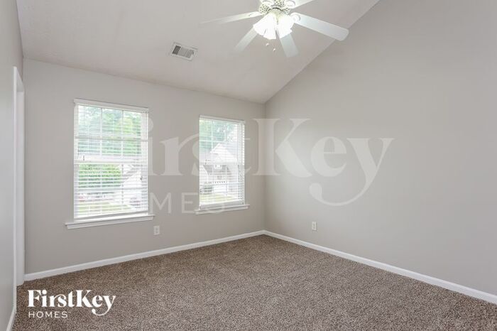 Building Photo - 80 Roxbury Ln