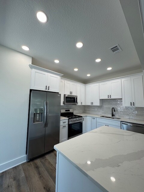 Building Photo - 562 N De Villiers St