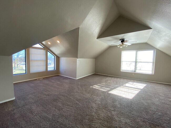 Building Photo - Huge 4 Bedroom in West Tulsa