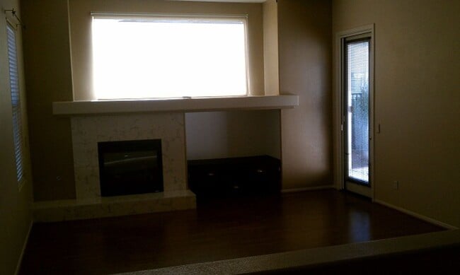 Building Photo - Very Clean 2 Bedroom + Office/Den 2 Bathroom 55 + Oasis Home