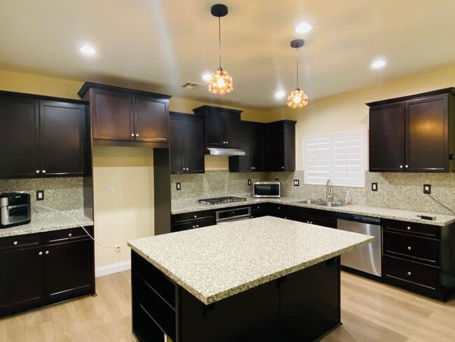 Building Photo - Large beautiful Home in the city of Ontario