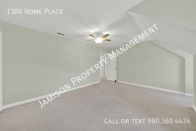 Building Photo - 1300 Home Pl