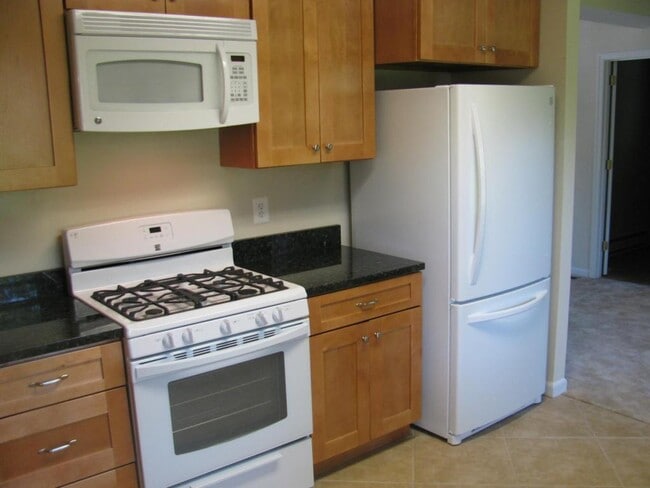 Building Photo - 605 W Maple Ave