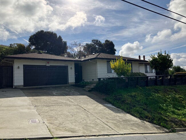 Building Photo - 3 bedroom, 3 bath hilltop oasis overlookin...