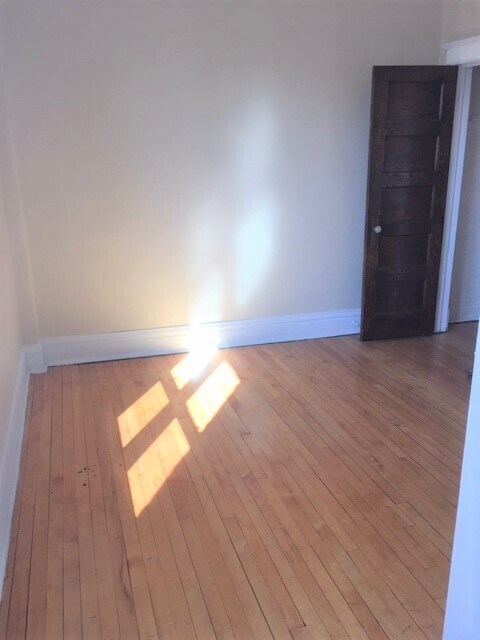 Building Photo - 2208 W Berteau Ave