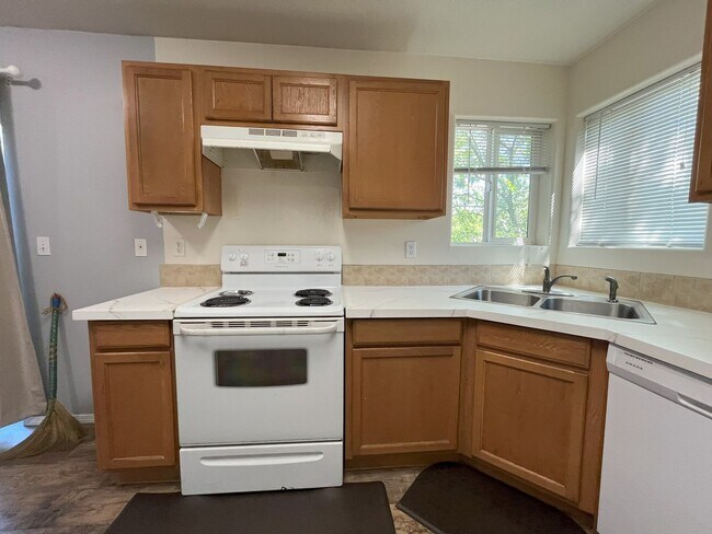 Building Photo - Bright 2-Bedroom Condo with Laminate Floor...