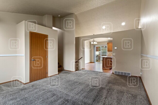 Building Photo - 1526 N Coach Dr