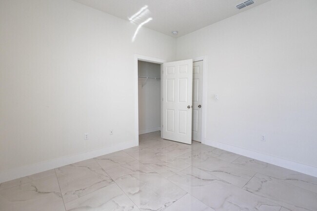 Building Photo - 2149 SW Susset Ln