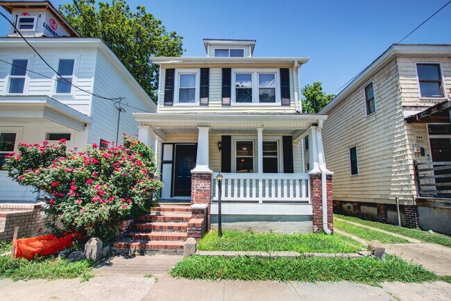 Primary Photo - 6 Bed, 1.5 Bath Home in Granby School Dist...