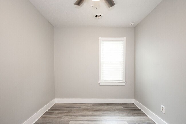 Building Photo - 3 bedroom/1 bath Single House!