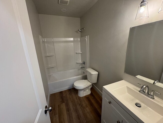 Building Photo - Recently Finished Basement! 3 bed 2 bath - in unit laundry!