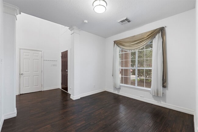 Building Photo - 9023 Eaglecove Dr