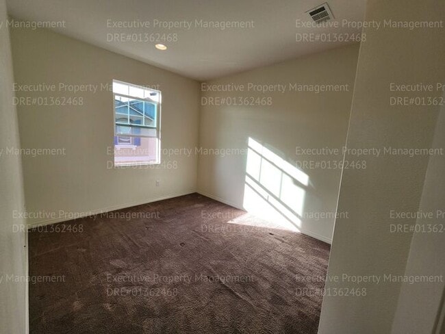 Building Photo - 3 bedroom/ 2.5 bathroom town home located in a secured gated community.