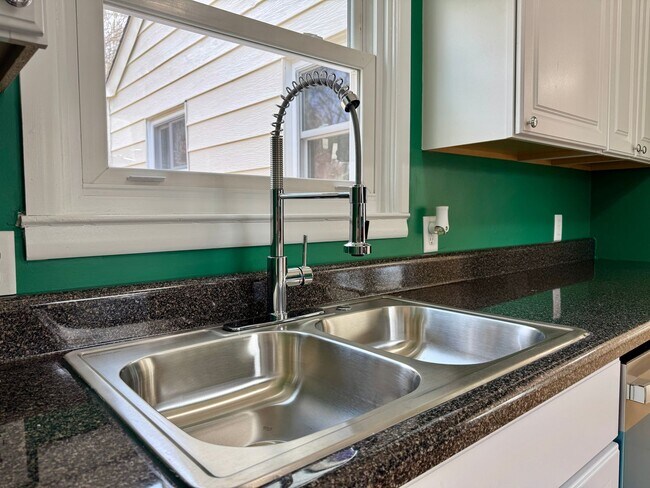 Building Photo - 32 Opal Rd