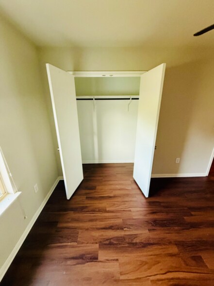 Building Photo - 400 Eagle Brook Ln
