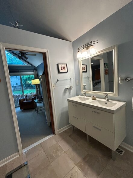 Primary en-suite - 1111 Van Buren St