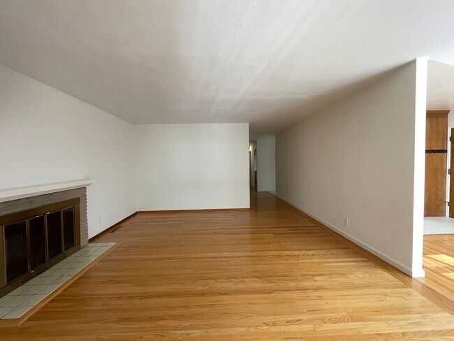 Building Photo - SANTA CLARA - 4 bedroom home with hardwood floors