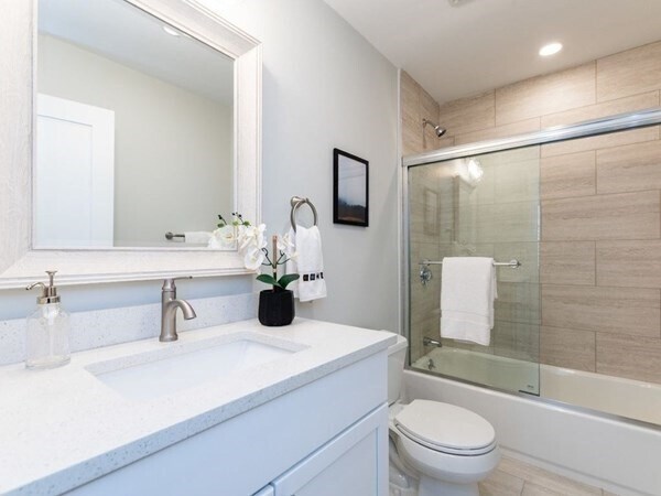 Building Photo - 70 Moreland St