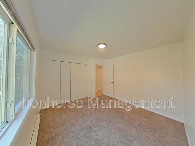 Building Photo - 515 S 15th Ave