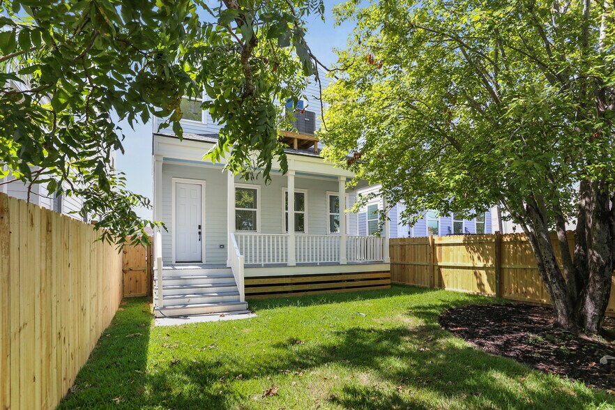 Large, shaded back yard - 2533 Amelia St
