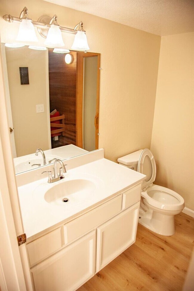 Building Photo - ? Greenbelt Access | Sauna | Updated Interior ?