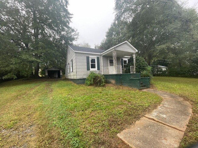3 bedroom 1 bath house available! Freshly... - 3 bedroom 1 bath house available!  Freshly...