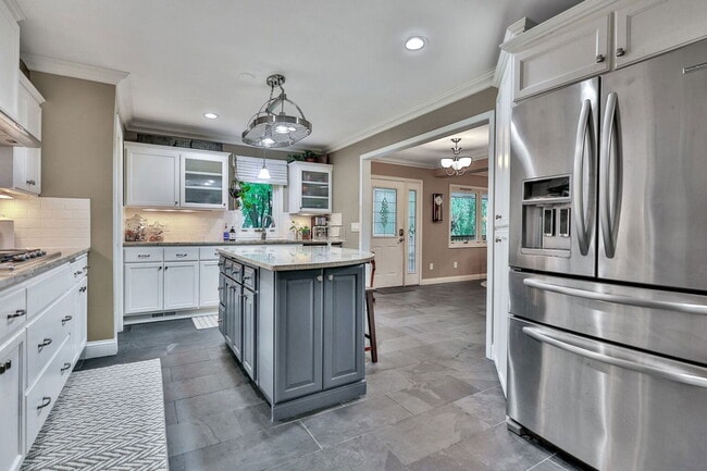 Building Photo - 16624 Elm Dr