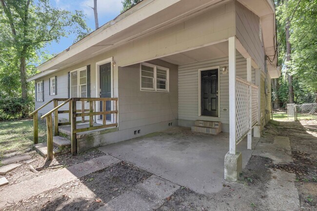 Building Photo - 4 bed 2 bath house, Walk to Stadium!! Available July 2026