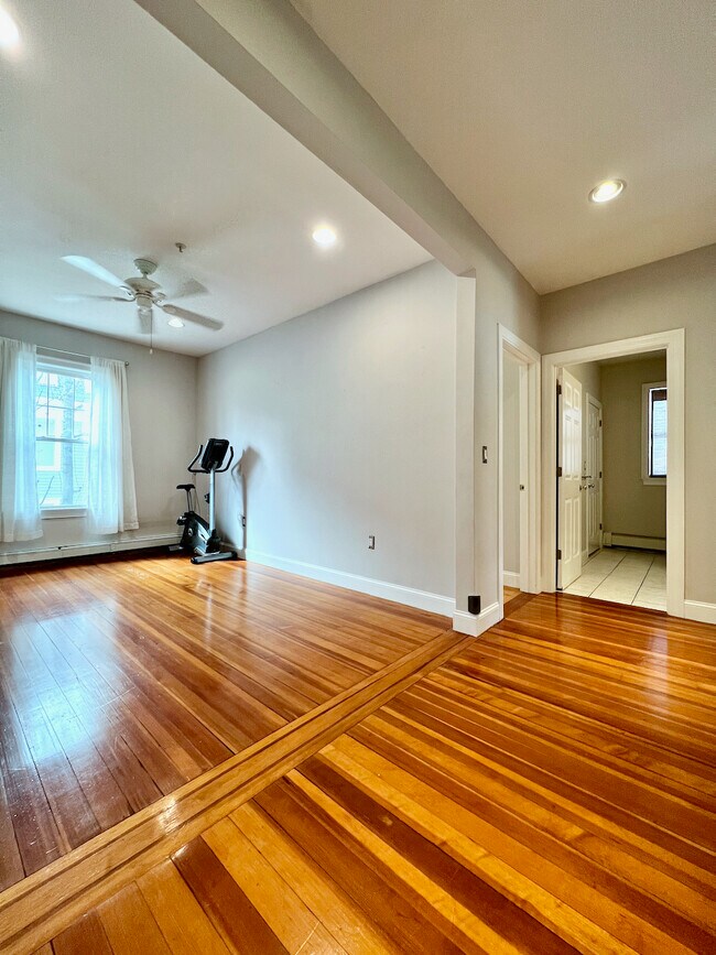 Building Photo - 102 Salem St