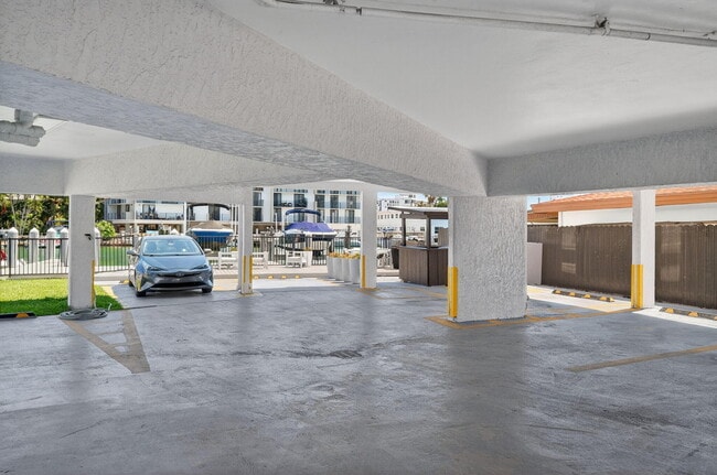 Building Photo - 8125 Crespi Blvd