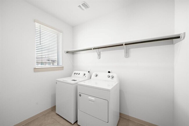 Building Photo - 823 Starcross Bnd Dr