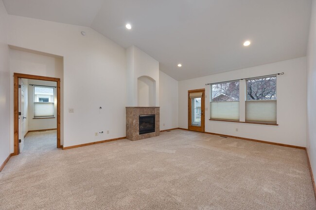 Building Photo - 3 Bedroom, 2 Bath Condo