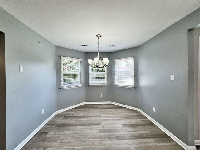 Building Photo - A Ranch Home In Great Neck!  Ready NOW!  P...