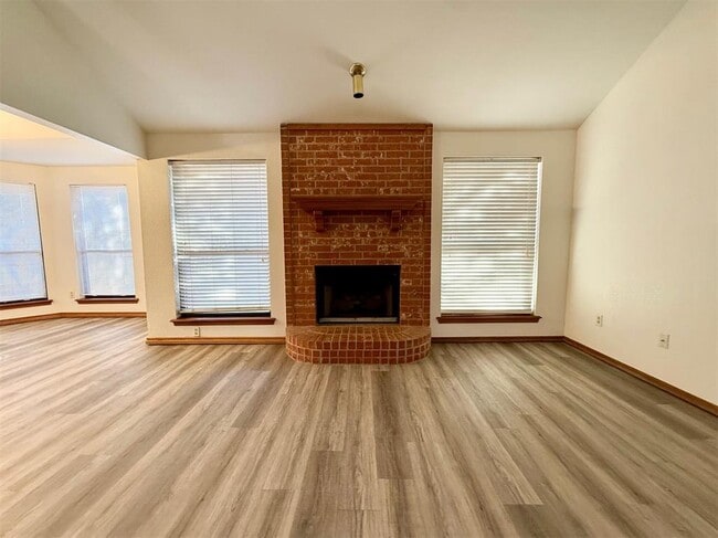 Building Photo - 405 Edwards Dr